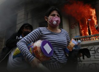 Incendian congreso de Guatemala