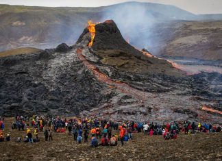 Erupción volcánica y turística