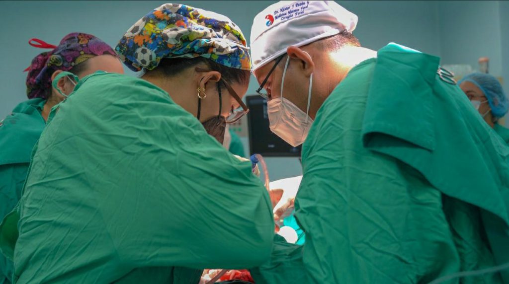 Dra. María Carolina Cantarero junto al Dr. Néstor Pavón realizando la primera cirugía fetal en Nicaragua