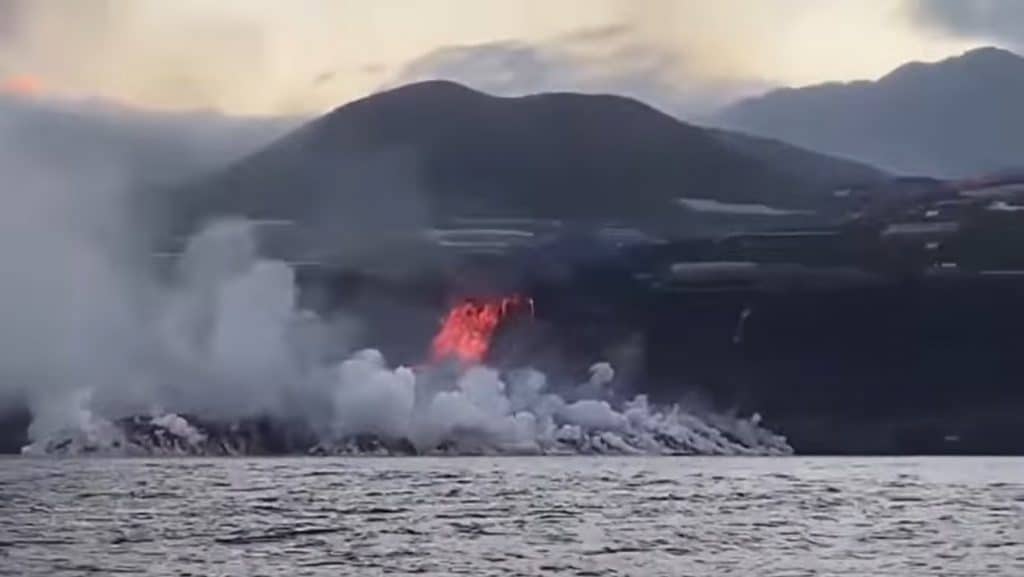Erupción en La Palma llega al mar.