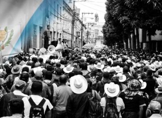 Exmilitares protestan en Guatemala e ingresan por la fuerza al Congreso