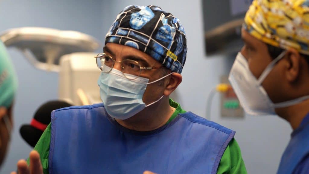 Cirujano palestino especialista en ortopedia pediátrica, Alaa Azmi, previo a una cirugía de escoliosis.