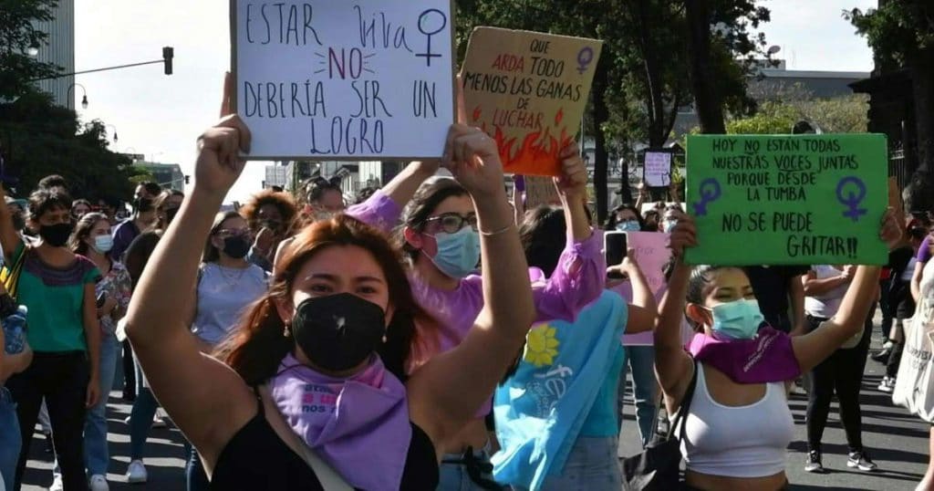 Mujeres protestan en San José contra actos de violencia tras la agresión sexual sufrida por una turista danesa de 20 años en la localidad caribeña de Puerto Viejo.