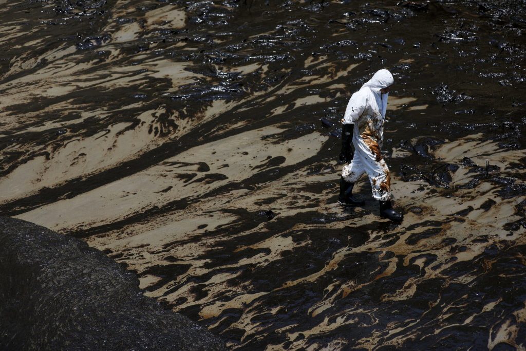 Playa con grandes cantidades de petróleo en Ventanilla, Perú. Foto: Reuters