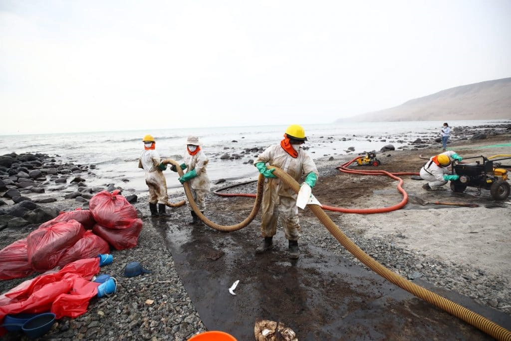 Labores de limpieza de las costas tras derrame de crudo el 15 de enero. Fuente: Ministerio de Ambiente, Perú.