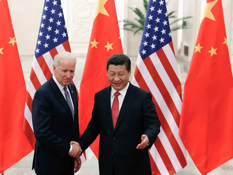 El presidente de Estados Unidos, Joe Biden, junto al presidente chino, Xi Jinping, en Pekín, 2013. (REUTERS)