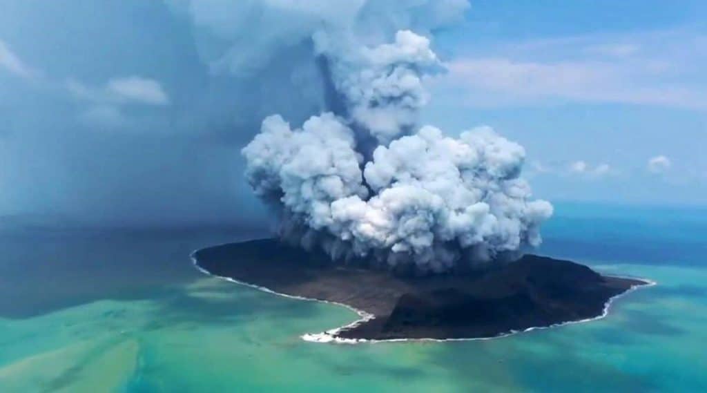 Volcán submarino provoca Tsunami en Tonga