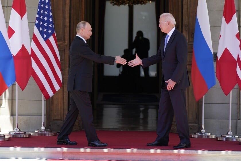 Vladímir Putin y Joe Biden se saludan, en Ginebra. Fuente: Associated Press