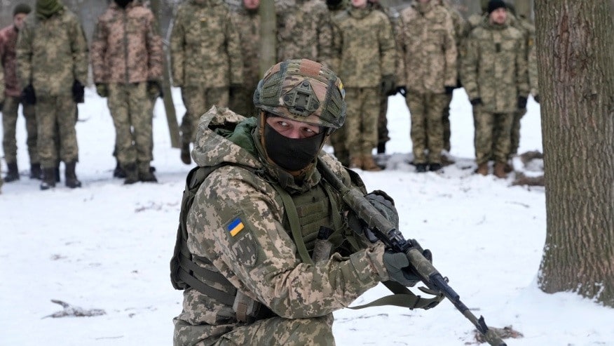 Un instructor capacita a miembros de las fuerzas de defensa de Ucrania, en un parque de Kiev. Foto: AP
