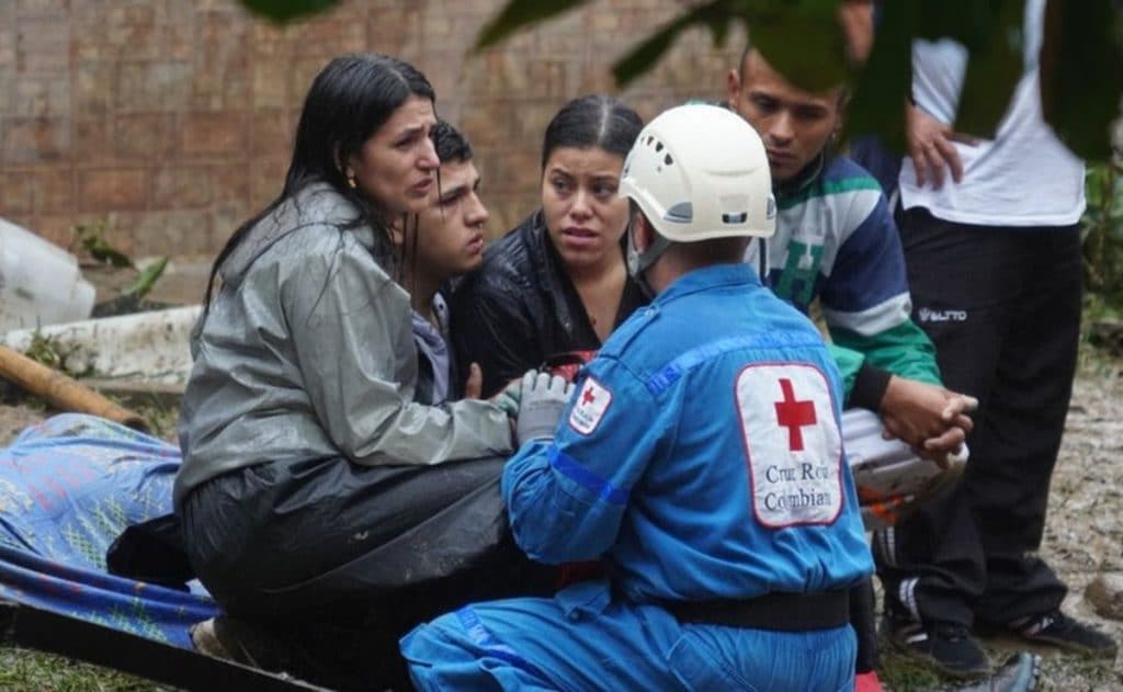 Víctimas son auxiliadas por rescatistas, tras el derrumbe en Pereira, Colombia. Foto: Getty Images