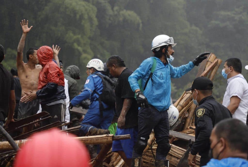 Cuerpos de rescate realizan acciones para salvaguardar vidas en el derrumbe ocurrido en la ciudad de Pereira, Colombia. Foto: EFE