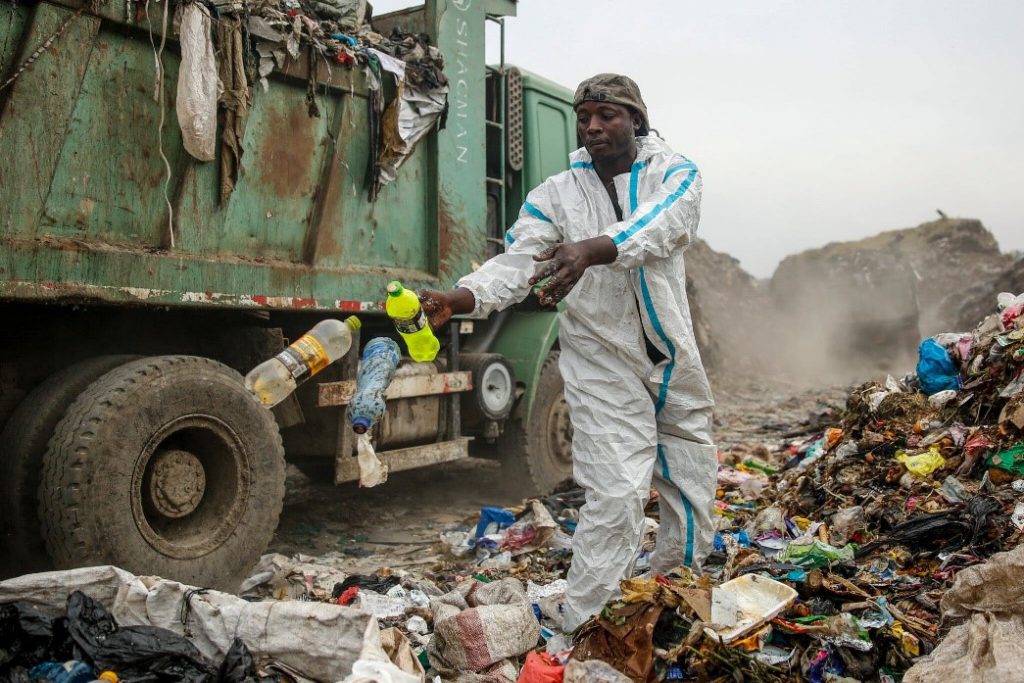 Un hombre usa un equipo médico de protección, que se encontró en un vertedero de Nairobi, Kenia. Foto: Associated Press