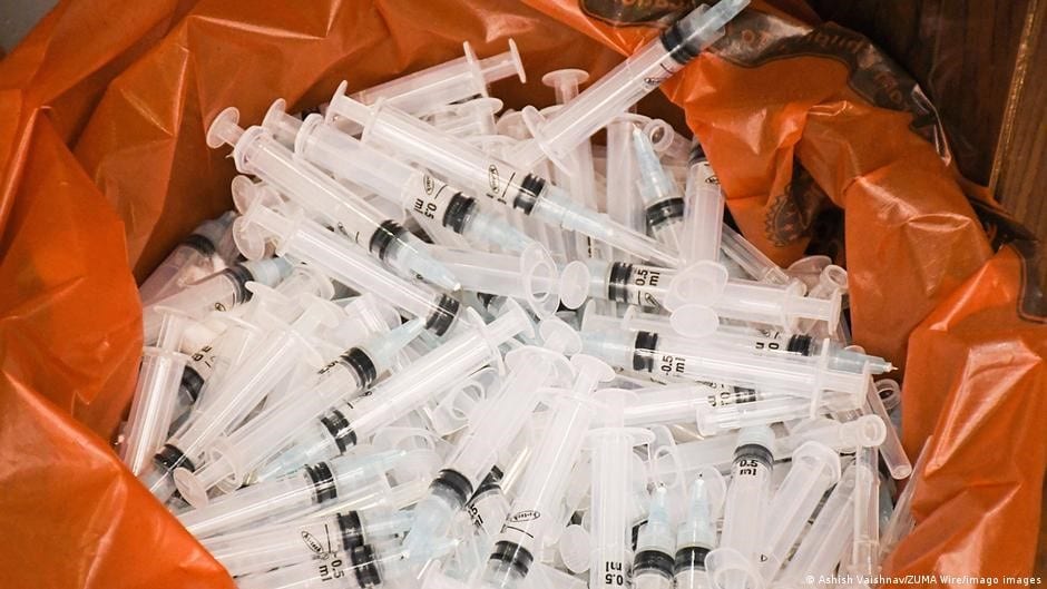 Desechos médicos aumentaron en las jornadas de vacunación contra COVID-19. Foto: DW