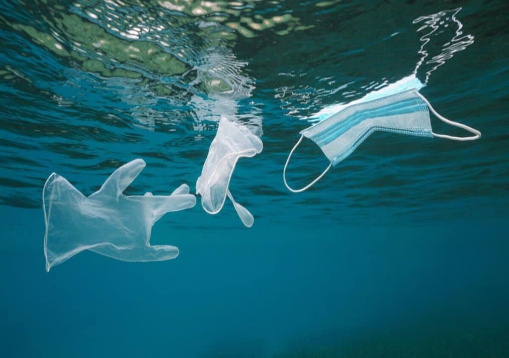 ONU alertó en 2020 que, el 75 % de las mascarillas usadas terminan en vertederos o flotando en el mar. Foto: Meteored