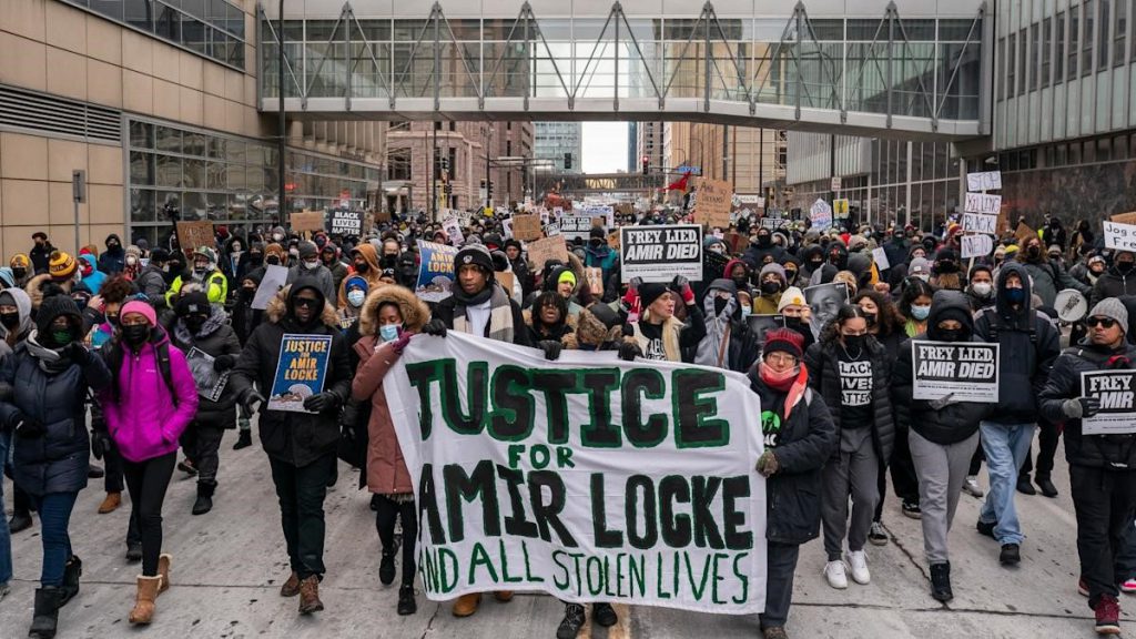Cientos de personas se manifestaron en contra del asesinato de Amir Locke, en Estados Unidos.