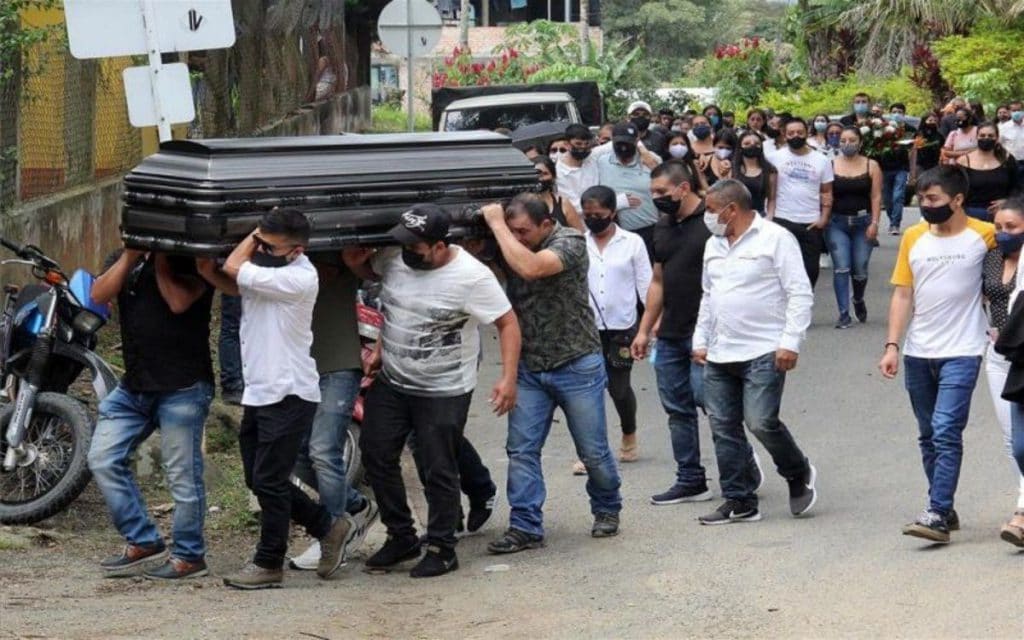 Funeral de jóvenes asesinados en Colombia. / Foto: EFE
