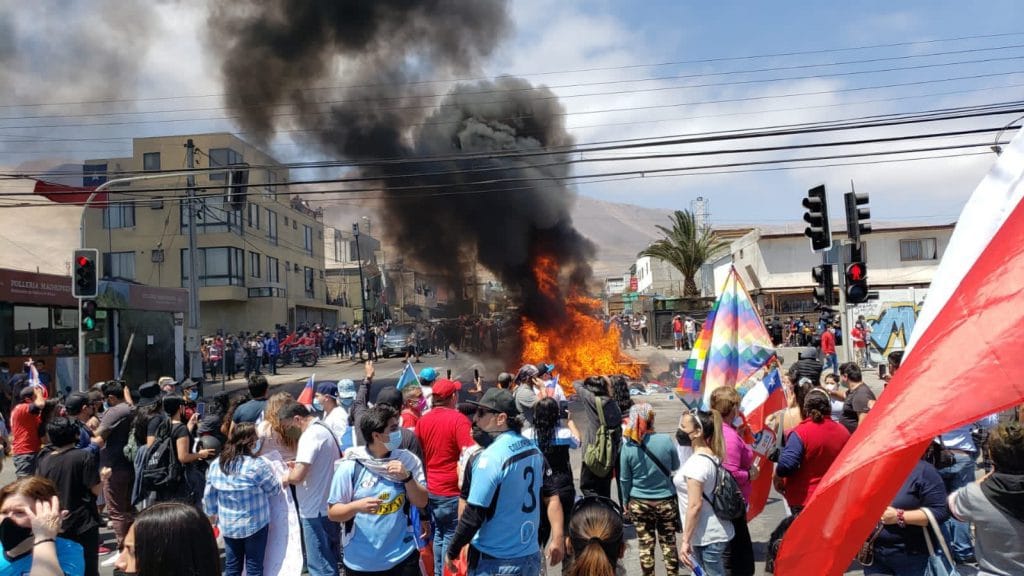 En Chile, una protesta antiinmigrante resultó en la quema de las pertenencias de un grupo de venezolanos. Foto: Cristián Núñez / BioBio