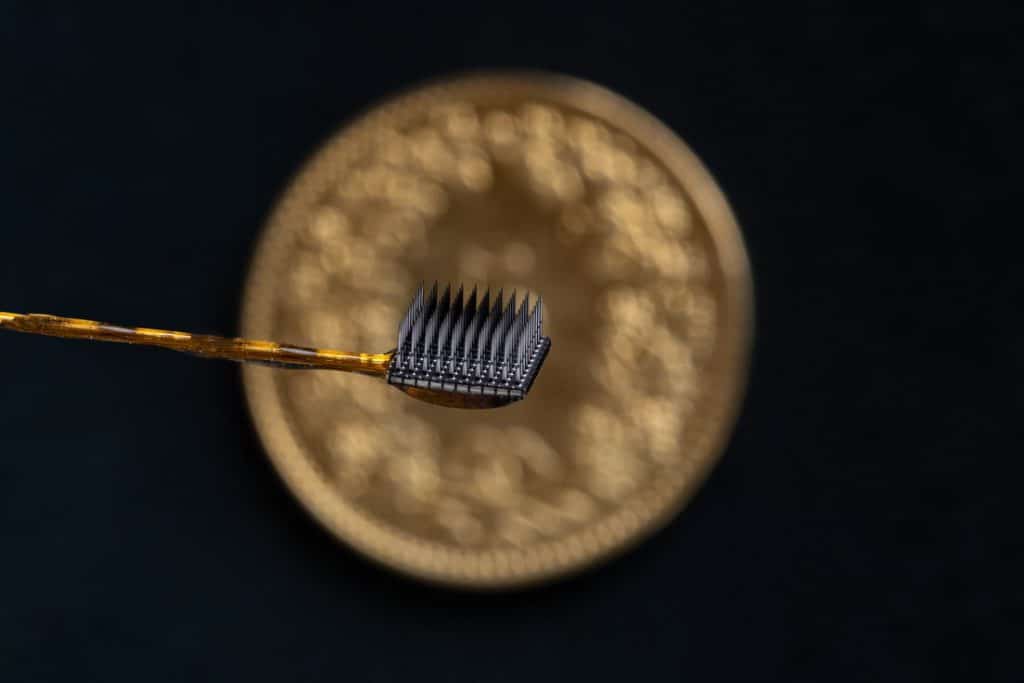 Los microelectrodos implantados, miden de 3,2 mm cuadrados. Foto: Centro Wyss de Bioingeniería y Neuroingeniería