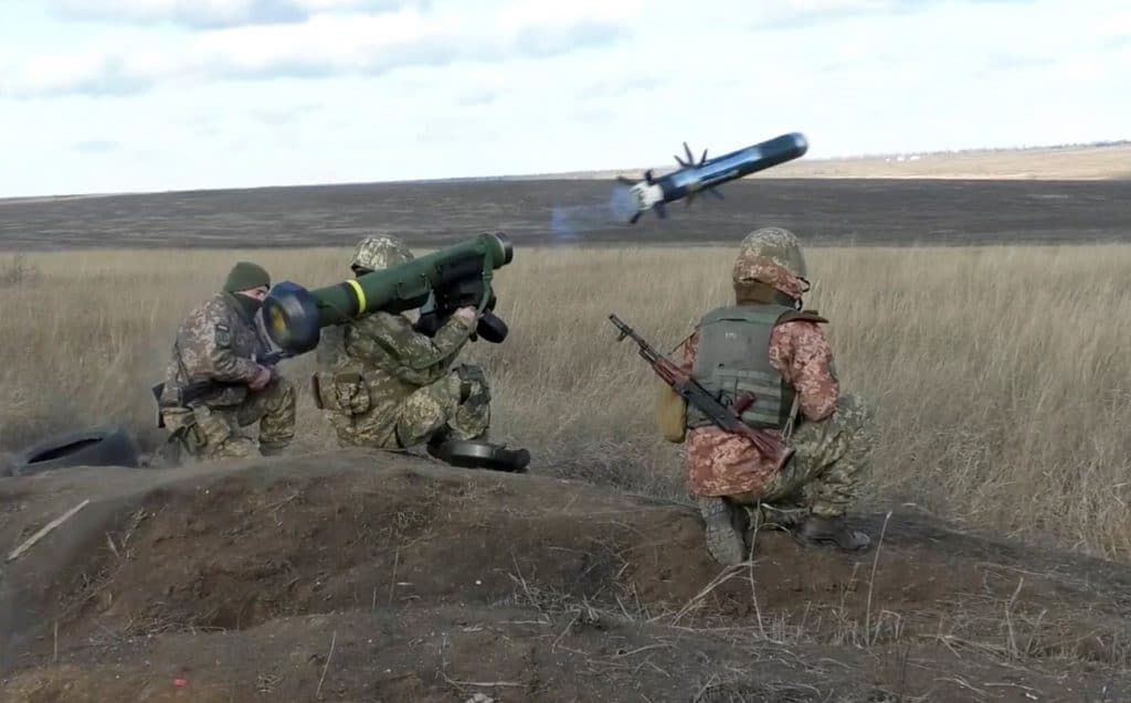 Soldados ucranianos con un lanzador y misiles Javelin enviados por EE.UU., en la región de Donetsk. Foto: AP