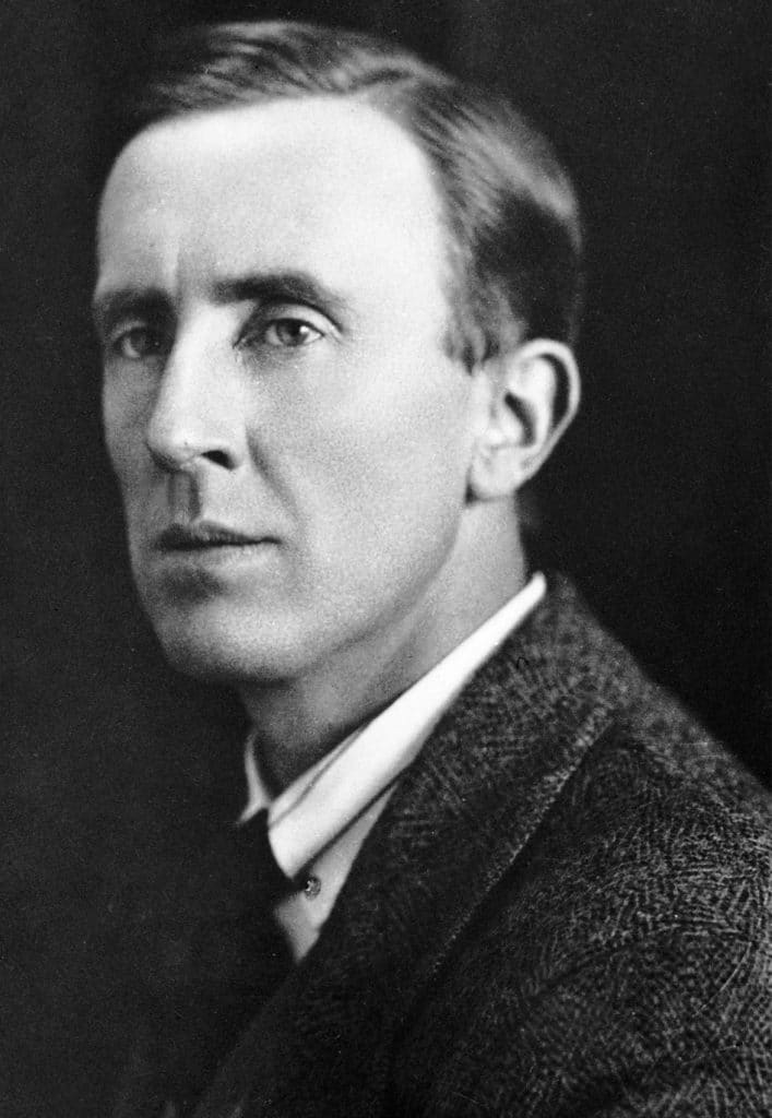 John R. R. Tolkien autor del poema que originó la mitología de la Tierra Media, fundamental en la saga de El Señor de los Anillos.