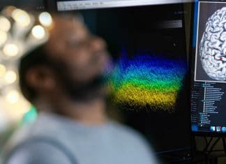 Paciente con parálisis total vuelve a “hablar” tras implante de dos chips