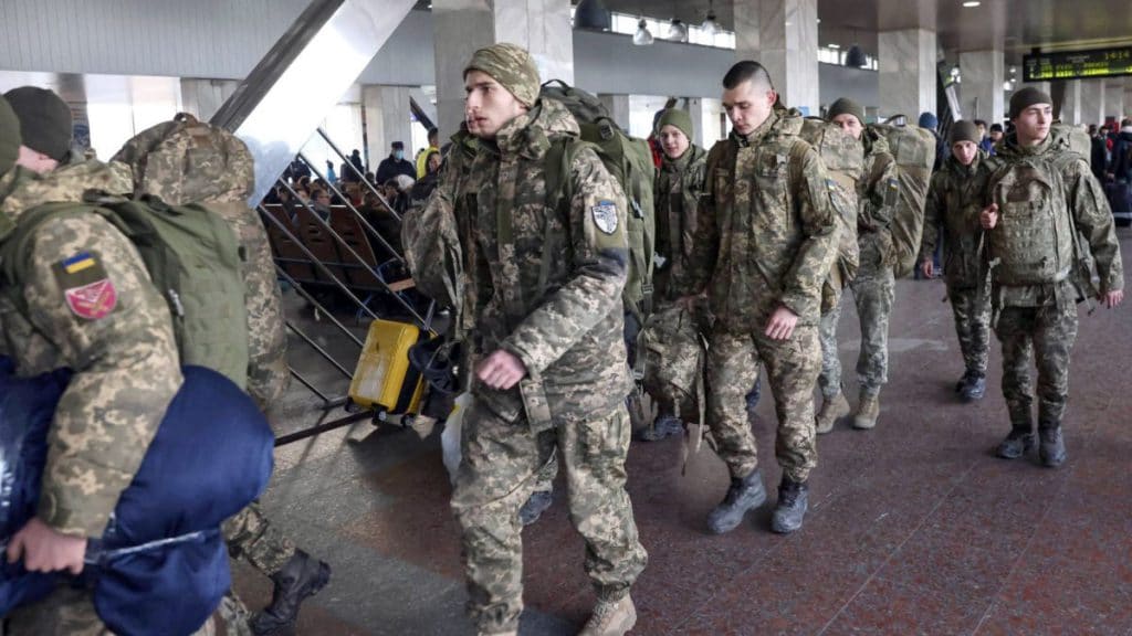 Soldados ucranianos en la Estación Central de Kiev. Foto: Umit Bektas Reuters