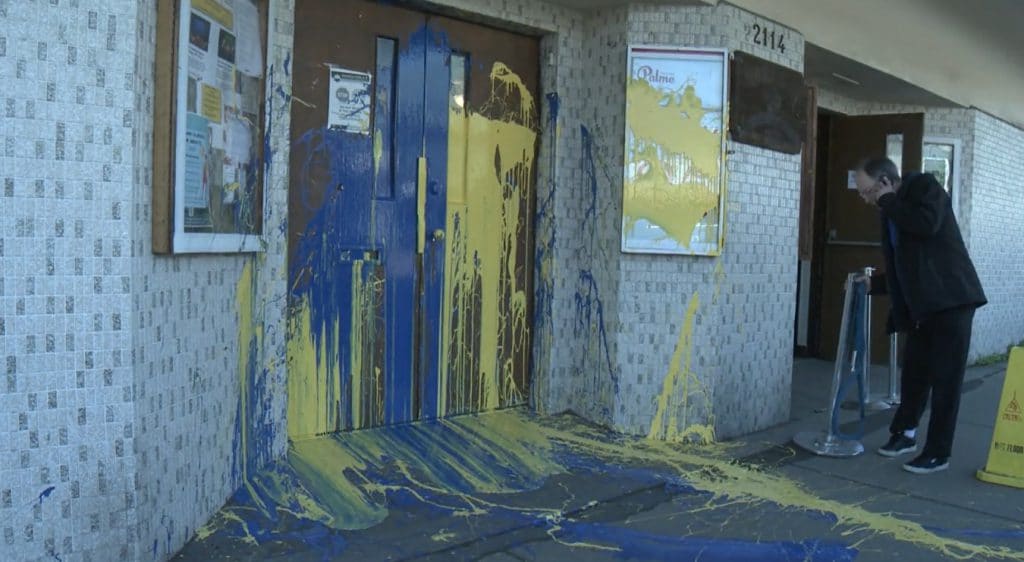 El Centro Comunitario Ruso de Vancouver (Canadá) fue vandalizado con los colores de la bandera de Ucrania. Foto: global News