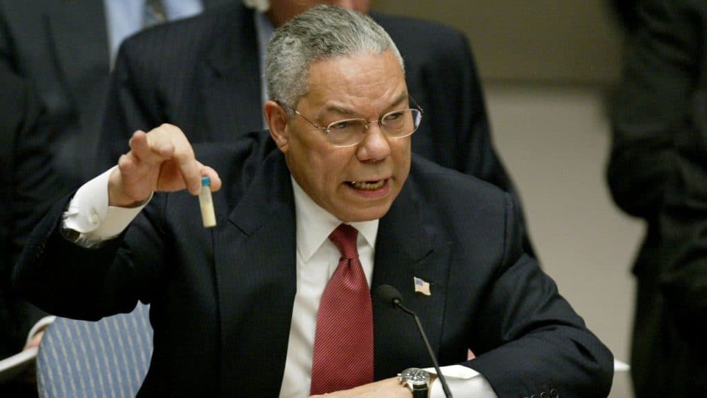 EE.U.U justificó la guerra en Irak con evidencia falsa de armas químicas. En la imagen, Colin Powell sostiene supuesto ántrax frente al Consejo de Seguridad en 2003. Foto Reuters/Ray Stubblebine