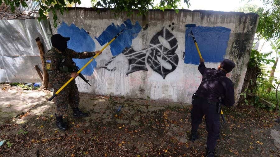 La denominada Ley Mordaza, ha sido cuestionada por los periodistas salvadoreños. Agentes borran grafitis alusivos a las maras en San Salvador. FOTO: EDH/ Francisco Campos