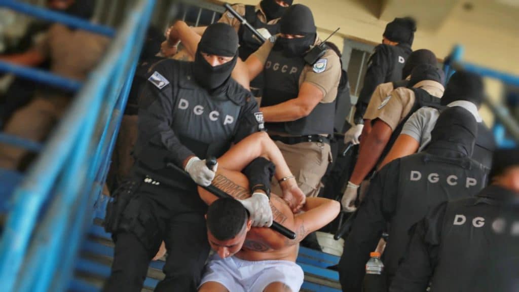 El Gobierno de El Salvador ha iniciado lo que parece una guerra contra las pandillas, y ha efectuado una ola de arrestos sin precedentes. Foto: Reuters