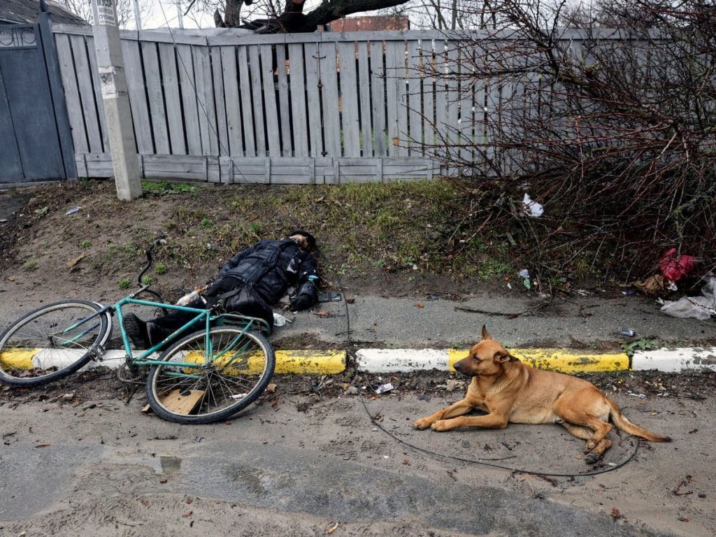 Rusia ha cuestionado que las imágenes hayan aparecido 4 días después de la retirada rusa de esa ciudad: Foto: Reuters