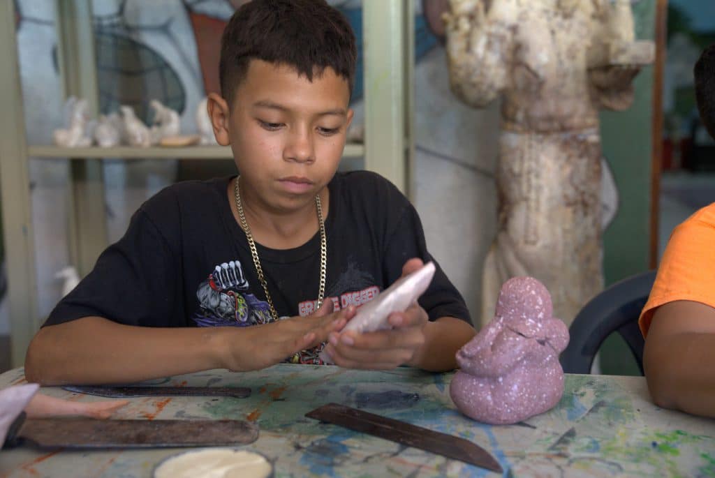 Los artesanos de “las gorditas”, enseñan el arte de esculpir a las nuevas generaciones. Foto: JP +