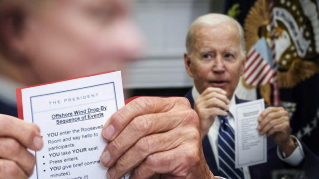La foto de la tarjeta de instrucciones para Biden, fue captada durante una reunión sobre la Asociación Federal-Estatal, en la Casa Blanca.