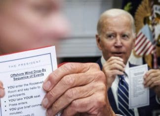 Biden recibe instrucciones de comportamiento durante un evento