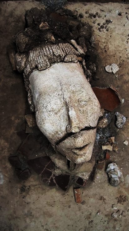 La cabeza del dios maya del maíz, mide 45 centímetros de largo; 16 de ancho y 22 de alto. Foto INAH