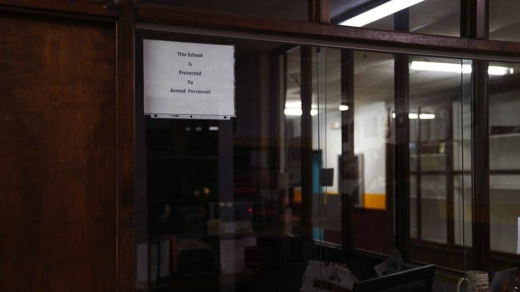 En el letrero de una escuela de EEUU, se indica que cuenta “personal armado”. Foto: Getty Images