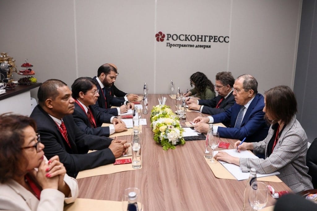 Miembros del Gabinete de Gobierno de Nicaragua, reunidos con funcionarios de rusos en el Foro Económico de San Petersburgo. Foto: Cancillería de Rusia