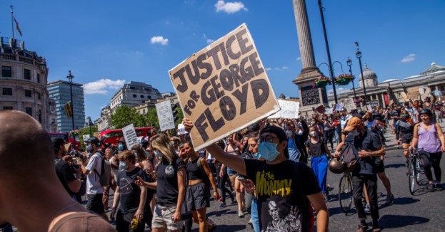 Manifestantes marchan, en 2020, pidiendo justicia por el asesinato de George Floyd. Foto: Blackhistory