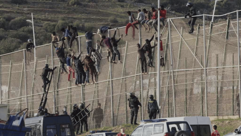 La zona fronteriza de Melilla, está cercada con una peligrosa alambrada con cuchillas. Foto: Europa Press