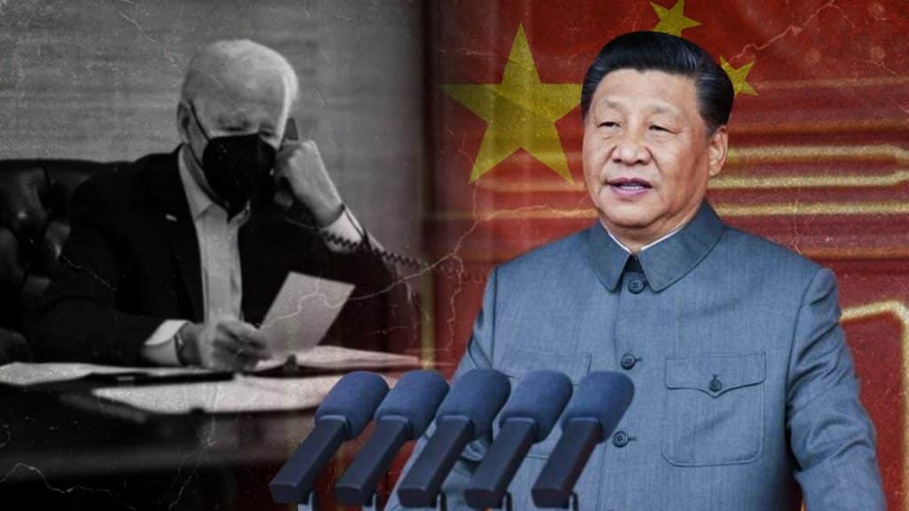 El presidente de China Xi Jinping se comunica a través de una llamada telefónica con el mandatario de EEUU, Joe Biden