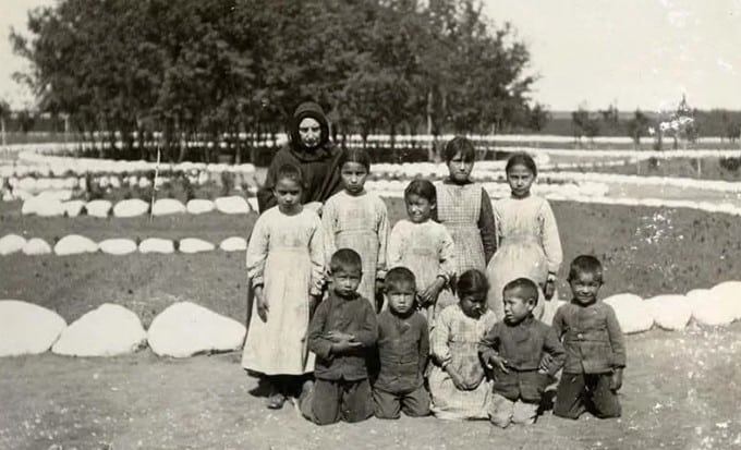 En los antiguos internados, murieron más de 6 mil niños y niñas indígenas, en Canadá.