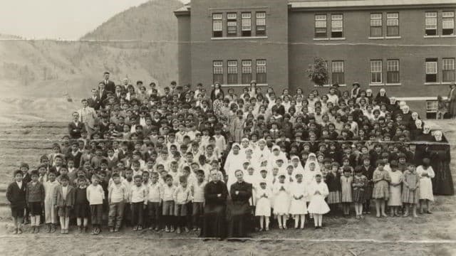 El internado Kamloops, en 1937, albergaba más de 500 niños, varios de ellos fueron asesinados. Foto: Epa