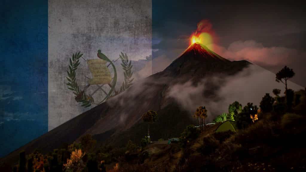 El Volcán de Fuego de Guatemala, en los últimos días ha aumentado su actividad eruptiva, dejando avalanchas de lava y grandes cortinas de cenizas.
