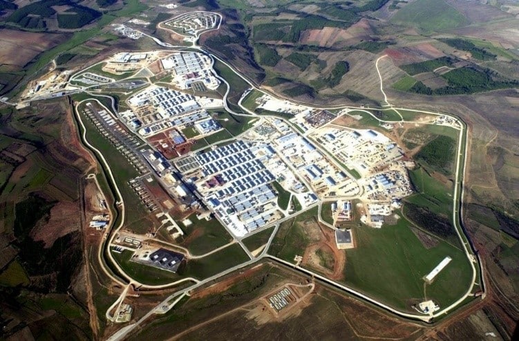 Vista aérea de Camp Bondsteel, la base estadounidense más grande del mundo.
