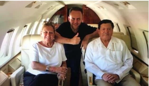 El cardenal Rivera junto a Fernando Peyro y Amelia Mera (su asistente personal) durante un viaje en un vuelo privado. Foto: Univisión