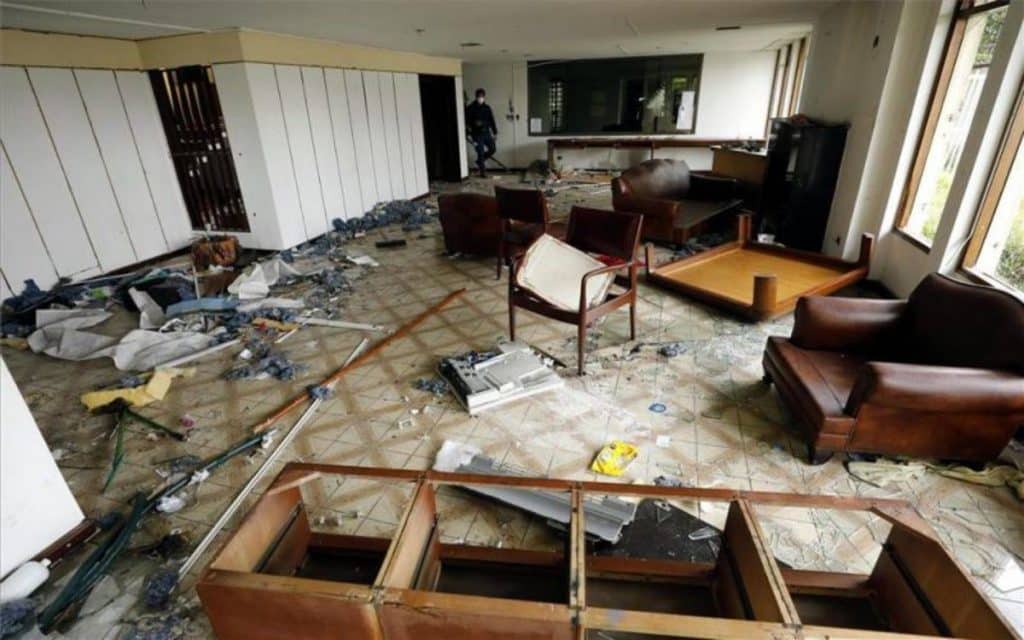 En julio de 2020 el Consulado de Venezuela en Bogotá, fue vandalizado y saqueado. Foto. EFE