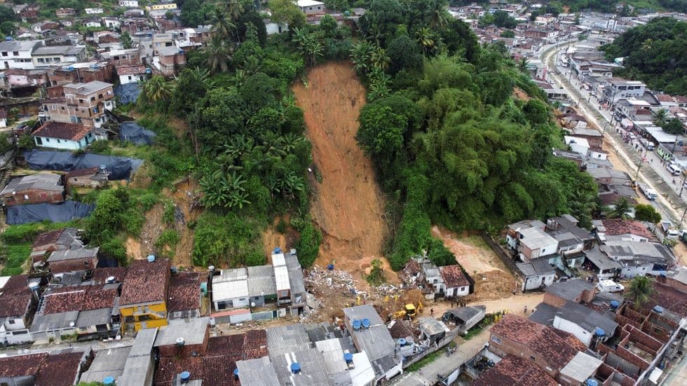 Bomberos, voluntarios y soldados trabajan en el lugar donde un deslizamiento de tierra tragó una casa en Brasil. Foto: STRINGER (REUTERS)