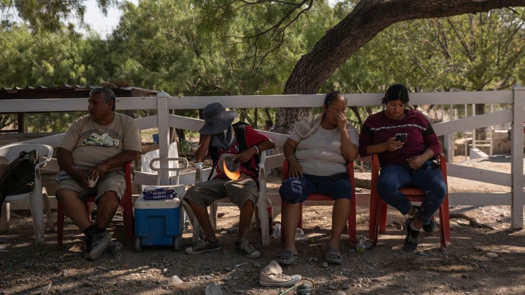 Familiares de los mineros esperan, en el sitio, los resultados del rescate. FOTO: Luis Espejel/El País