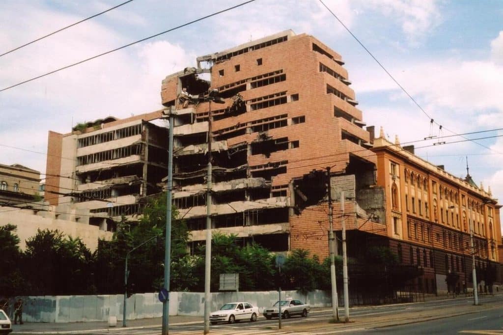 Efectos del bombardeo de la OTAN sobre el Ministerio de Defensa serbio.