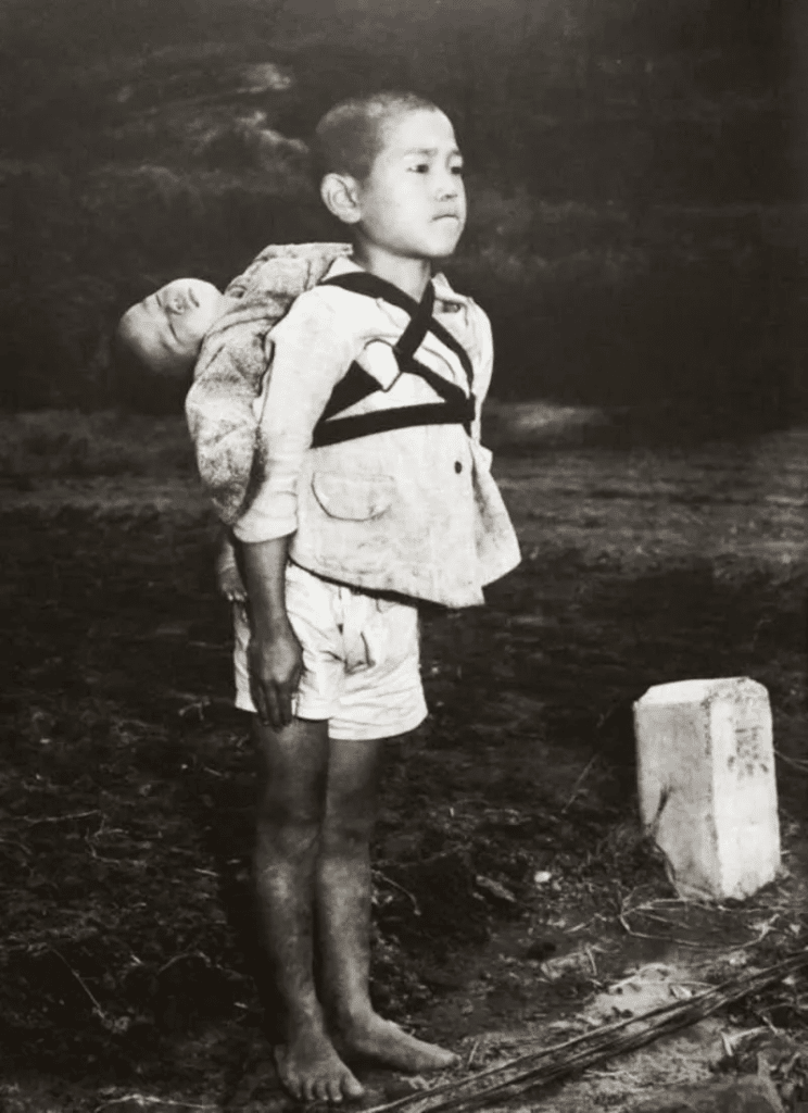Un niño carga a su hermano muerto atado a la espalda luego de la destrucción causada por el ataque nuclear. Foto: Joe O’Donnell